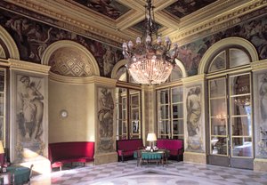 Uitzicht op de voorzaal met allegorische voorstellingen van 